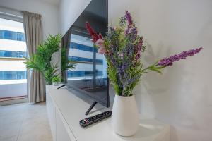 Free housekeeping visits during your stay - StayShort - Modern 1BR Stay at Elite Tower Dubai Marina