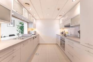 StayShort - Stylish 2BR Apartment in Downtown Sleeps 4
