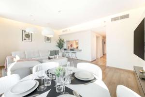 StayShort - Stylish 2BR Apartment in Downtown Sleeps 4