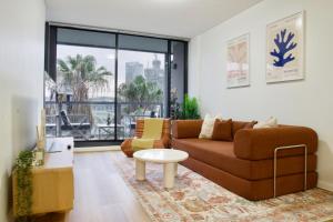Modern 1BR Barangaroo Apartment with Waterfront Balcony Views & Private Parking