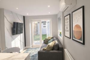 Aisiki Stays Apartments at Barnet, Airconditioned & Pet-Friendly, 2-Bedroom & 1-Bathroom Ground Floor with back Garden Flat, King or Twin Beds & Double Beds with Free WiFi