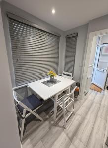 Aisiki Stays Apartments at Barnet, Airconditioned & Pet-Friendly, 2-Bedroom & 1-Bathroom Ground Floor with back Garden Flat, King or Twin Beds & Double Beds with Free WiFi