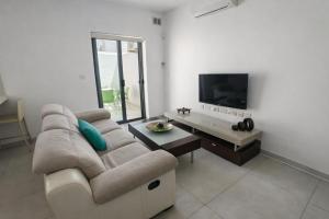 Relaxing Twin Room with Private Bathroom in Peaceful Pembroke Near St Julians