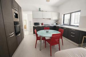 Relaxing Twin Room with Private Bathroom in Peaceful Pembroke Near St Julians