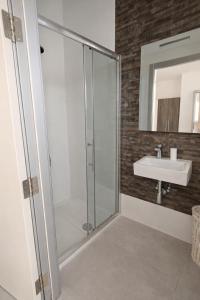 Relaxing Twin Room with Private Bathroom in Peaceful Pembroke Near St Julians