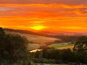 Serendeva: Stunning views, private & EV charger