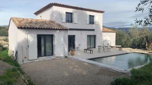 Villa individuelle avec piscine et vu mer