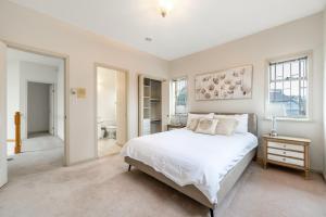 Cozy & Modern Room near Langara & Downtown