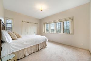 Cozy & Modern Room near Langara & Downtown