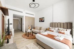 Chic Studio with Balcony & Pool in Oxford Gardens