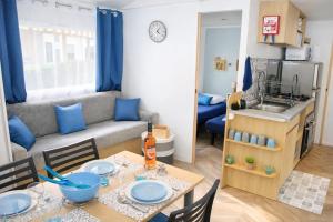 Mobilhome 2ch récent et climatisé-terrasse fermée-jardin sans vis à vis-camping 4 étoiles Les Charmettes