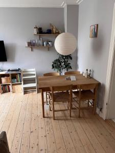 Bright apartment with private sunny balcony in a prime location