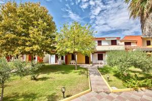 ISA-Residence with swimming-pool in Ottiolu just 250 mt from the sea, apartments with air conditioning and private outdoor area