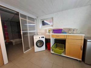 Monika Gästezimmer für Geschäftsreisende und Monteure mit eigenem Bad im Souterrain