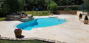 Dépendance de charme avec piscine en luberon