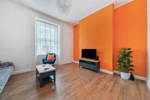 Central Plymouth Ground-Floor Flat with Bold Interiors and Private Entrance