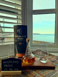 Sea Crest - Beachfront Escape with Whisky Snug