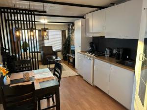 Knus houten huisje bij het bos