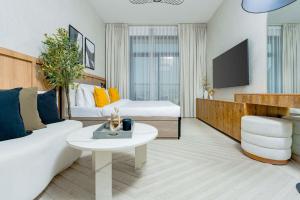 Nasma Luxury Stays - Contemporary Calm Living Space with upscale Facilities