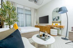 Nasma Luxury Stays - Contemporary Calm Living Space with upscale Facilities