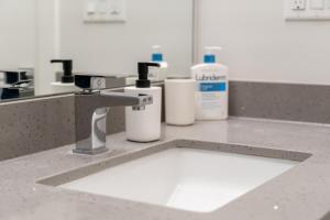 Cozy And Modern 2 Bedroom Along Bow River in Downtown