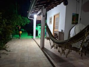 Chalé na mata céu iluminado