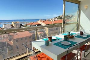 Beautiful 2-bedroom apt - sea and city view