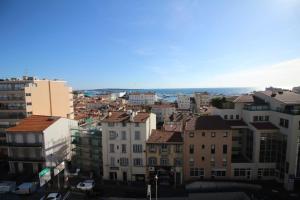 Beautiful 2-bedroom apt - sea and city view