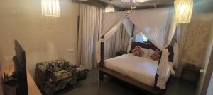 ANTIQUE VILLA with a Pool for company of 14-20 , 10 min walk Morjim Beach