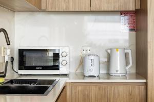 Modern & Stylish 2BR with Pool at Yacht Bay Tower in Dubai Marina