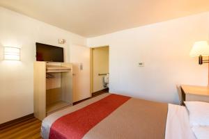 Double Room - Disability Access room in Motel 6-Reno NV - Virginia Plumb