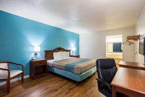 King Room - Non-Smoking room in Motel 6-Spring Hill FL - Weeki Wachee