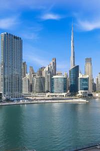 Stylish Escape with Balcony, Canal and Burj Khalifa Views Near Dubai Mall