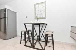 Stylish Escape with Balcony, Canal and Burj Khalifa Views Near Dubai Mall