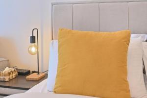 Stylish Escape with Balcony, Canal and Burj Khalifa Views Near Dubai Mall