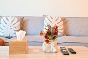 Stylish Escape with Balcony, Canal and Burj Khalifa Views Near Dubai Mall