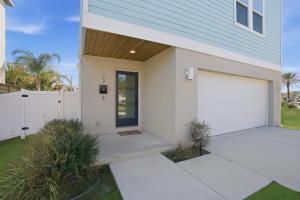 The Salty Blue l Pool l Walk to Beach