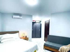 Bright and Airy Chalet Near the Beach