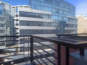 Lunix Luxury Apartment on Metro Station