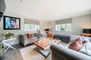 Luxury Countryside Retreat with Pool Surrey Hills Escape - Pass the Keys