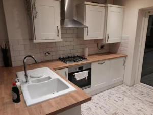 Central Manchester Family-Friendly Home with Free Parking and Workspace
