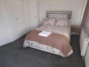 Central Manchester Family-Friendly Home with Free Parking and Workspace