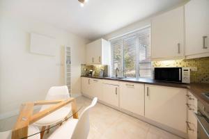 A beautiful Large Three Bedroom Apartment located in London NW3