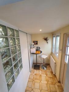 Chambre et SDB en maison de ville, Accès privé et Loggia