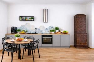 Old Town Apartment with balcony AC WiFi Smart Tv King Size Bed Parking