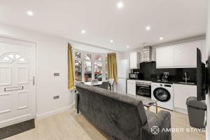 Spacious 1 Bed in Perivale, London by Amber Stays, Perfect for Long Term Stays, FREE Parking!