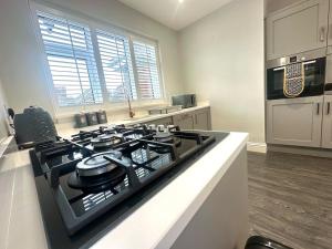 Fully Furnished Home - Private Parking - Fast WiFi