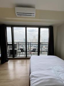 STAYLUXIA - KNIGHTSBRIDGE - One Bedroom Luxury Suites with Pool, Gym, Netflix, Free Amenities - Housekeeping Available