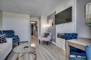 Remodeled Direct Oceanfront 1BR Coral Beach Pools