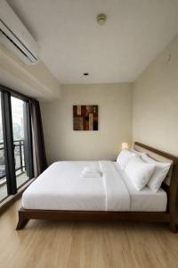 STAYLUXIA - KNIGHTSBRIDGE - One Bedroom Luxury Suites with Pool, Gym, Netflix, Free Amenities - Housekeeping Available
